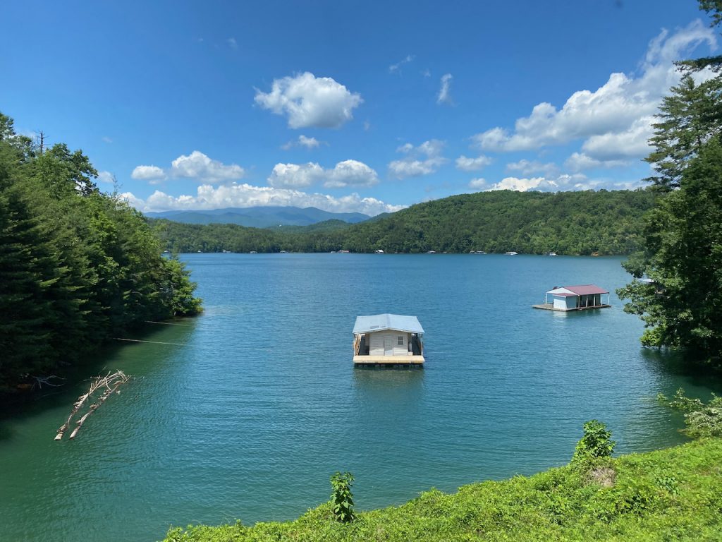 The floating houses on Lake Fontana Rajib Roy